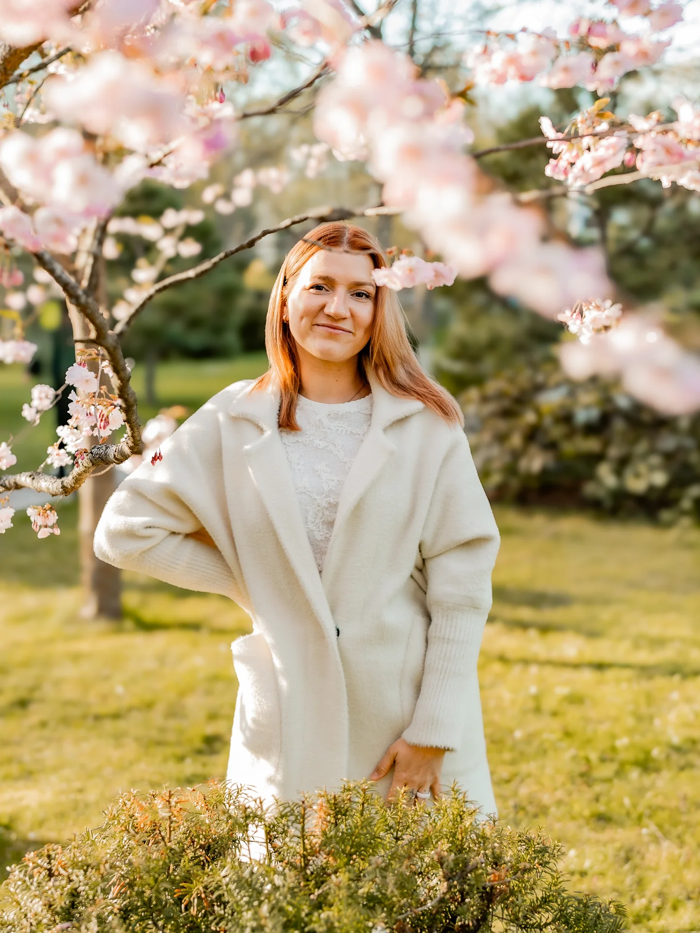 Naine kevadises aias
